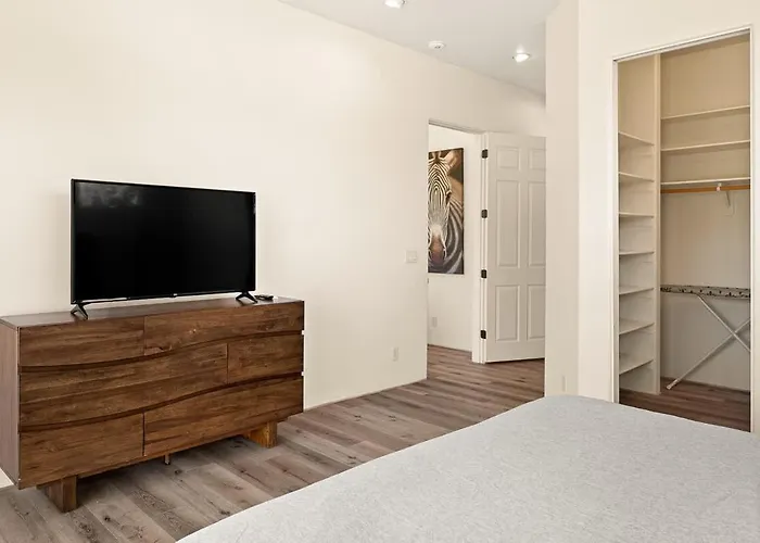 Luxe Design With Amazing Views - Creek Access